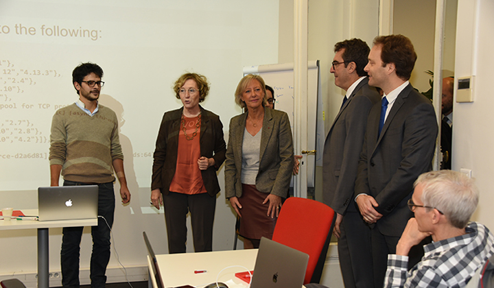 Les Ministres lors de leur visite à l’entreprise Zenika qui a axé sa politique de ressources humaines sur la sensibilisation aux handicaps.