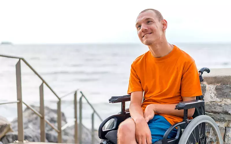 Visuel d'une personne handicapée en vacances adaptées organisées (VAO)