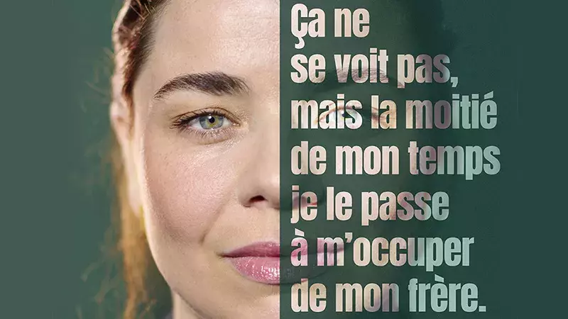 Visuel splité en deux avec à faucje le visage d'une femme et à droit le texte suivant : "ça ne se voit pas, mais la moitié de mon temps, je le passe à m'occuper de mon frère". 