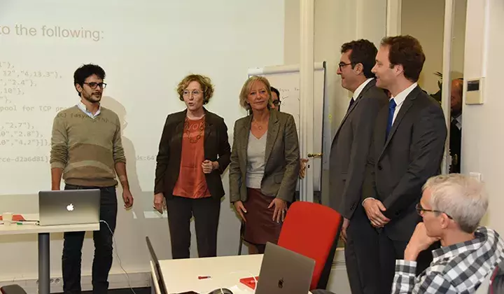 Les Ministres lors de leur visite à l’entreprise Zenika qui a axé sa politique de ressources humaines sur la sensibilisation aux handicaps. 